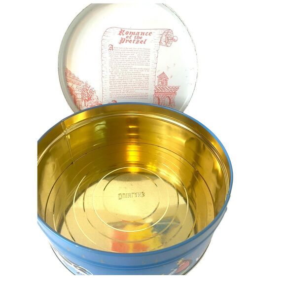 Vintage Quinlan’s Amish Dutch Round Tin Pennsylvania Blue Farm Butter Pretzel - Picture 11 of 12